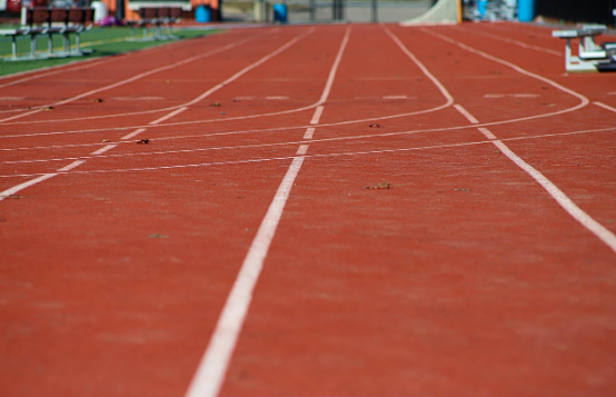 세상보다 한 박자 느리게, 혹은 빠르게 사는 사람들 이야기