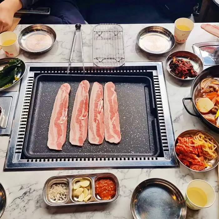 생방송 투데이 인천 연수구 옥련동 막 퍼주는 주인장 5,900원 대패삼겹살 맛집
