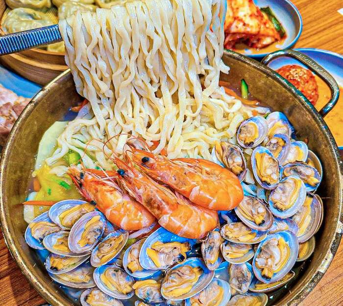 생방송투데이 하남 미사 진한 육수 백합 조개 바지락 칼국수 맛집