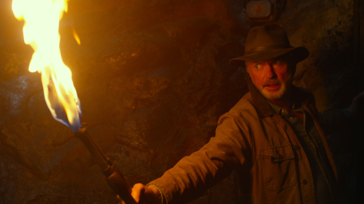 불을들고있는남성