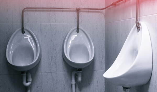 화장실에-설치된-소변기