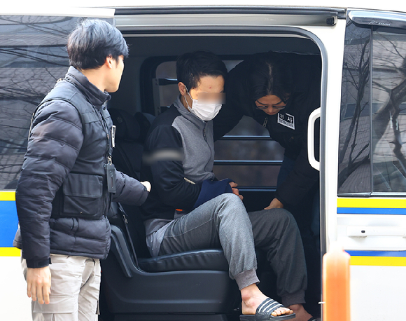 설 연휴 기간 술에 취해 어머니를 살해한 뒤 시신 옆에서 잠을 자던 30대 남성이 구속됐다. 사진은 A씨가 지난 11일 오후 경기 고양시 의정부지방법원 고양지원에서 구속 전 피의자심문(영장실질심사)를 받기 위해 법원에 들어서고 있는 모습. [사진=뉴시스]