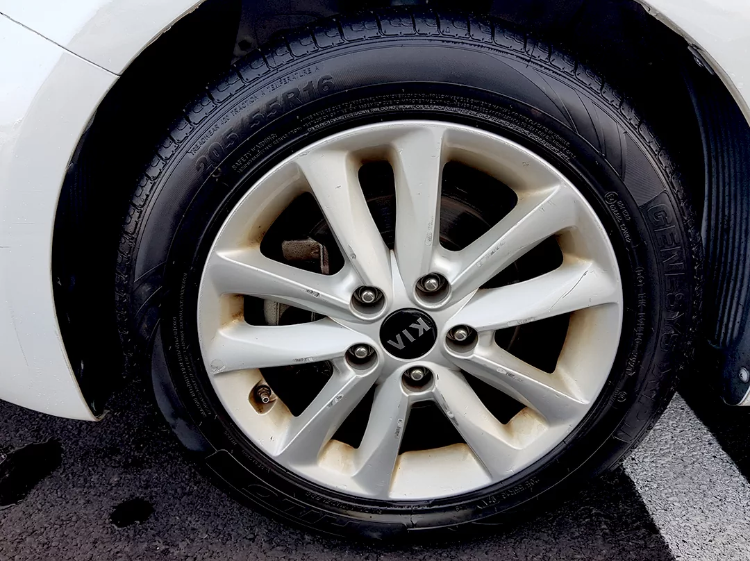 타이어 공기압과 휠의 스크레치 사진.