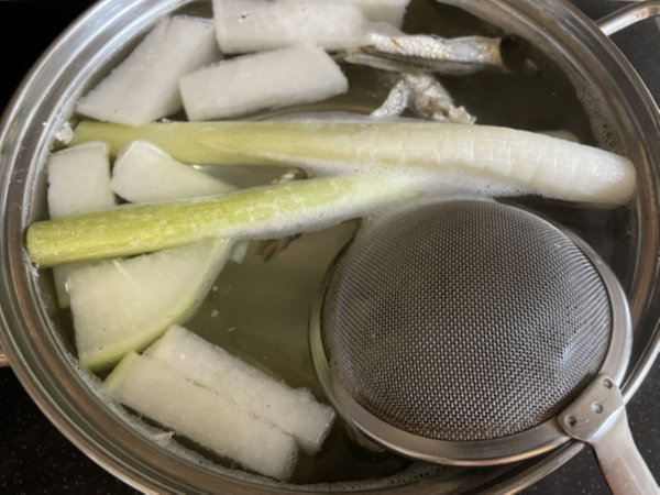 콩나물국 만들기 할 때 하얀 거품 올라오면, 채망으로 떠내기