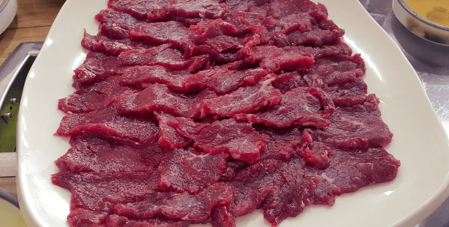 얇게 썰어져 있는 소고기