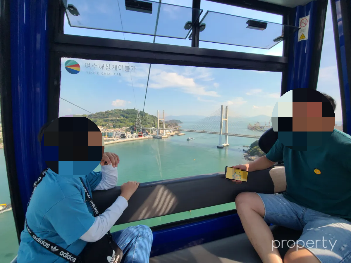 여수해상케이블카-안에-타있는-아이와-아빠-밖에-바다풍경