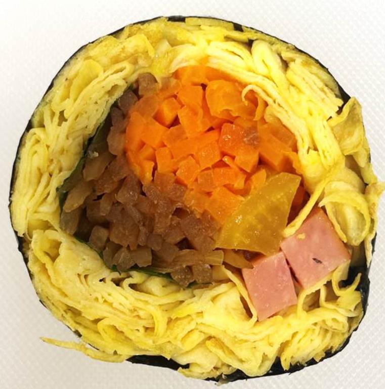 생방송투데이 계란김밥 기본을 반으로 자른 모습