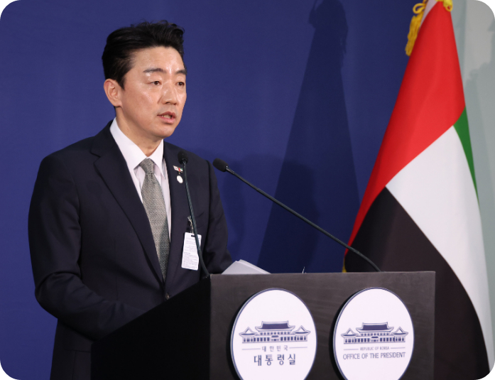 강훈식 대통령비서실장이 18일 아랍에미리트(UAE) 아부다비 한 호텔의 한국프레스센터에서 이재명 대통령 전략경제협력 특사 성과 관련 브리핑을 하고 있다. [사진=연합뉴스]