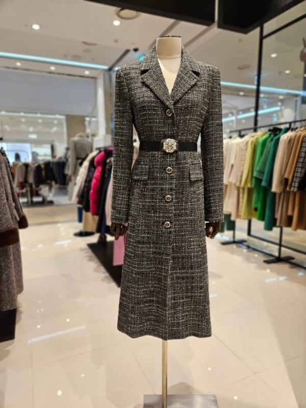 모조에스핀 A라인 쥬얼리 벨트 포인트 트위드 롱자켓 J223MSF002