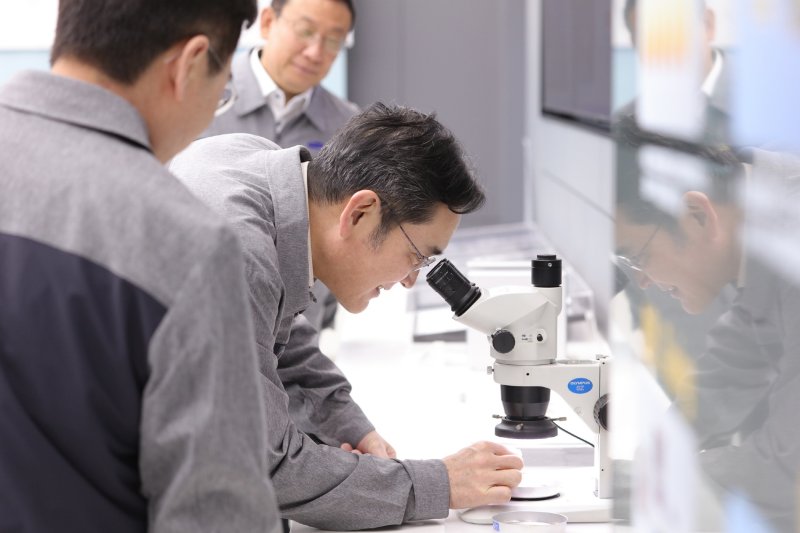 이재용 삼성전자 회장이 지난 2023년 3월 24일 중국 톈진에 위치한 삼성전기 사업장을 방문해 MLCC 생산 현장을 둘러보고 있다.