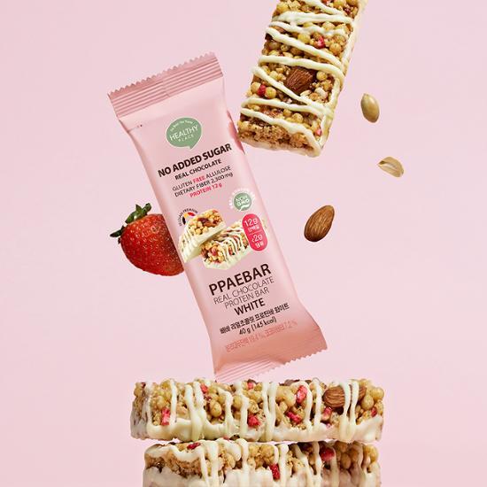 딸기와 함께 셋팅된 프로틴바