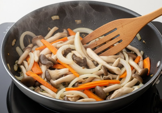 들기름에 마늘 향을 낸 후, 양파와 당근을 넣고 볶는 모습