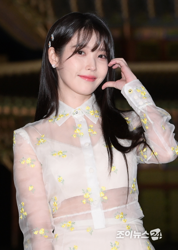가수 겸 배우 아이유가 16일 오후 서울 경복궁에서 진행된 구찌(Gucci) 2024 크루즈 패션쇼에 참석하고 있다. [사진=정소희 기자]