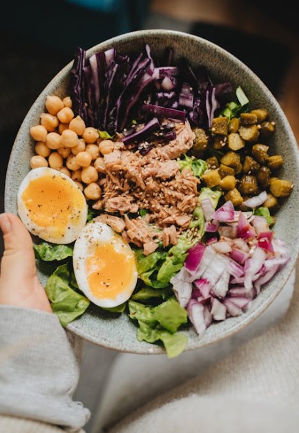 삶은 달걀과 채소, 단백질이 조화된 균형 잡힌 식단은 건강한 다이어트에 효과적입니다