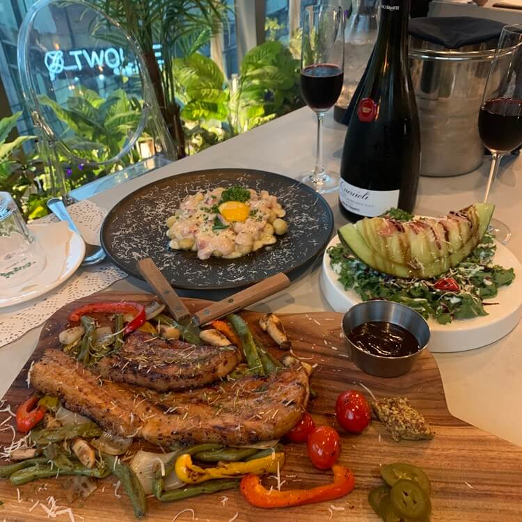 디껨의 와인과 각종 음식들