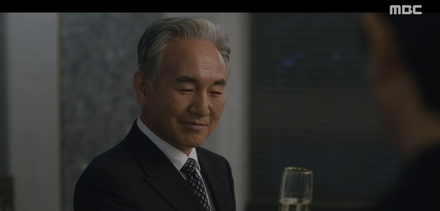 텅 빈 수오재 상석에 앉은 강신진