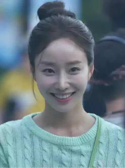 낮에 뜨는 달 등장인물 최나연 / 민트색 니트를 입은 문예원