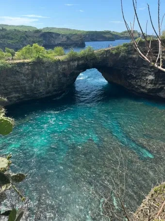 발리 브로큰 비치 Broken Beach 파도와 바람이 만든 천연 아치_13