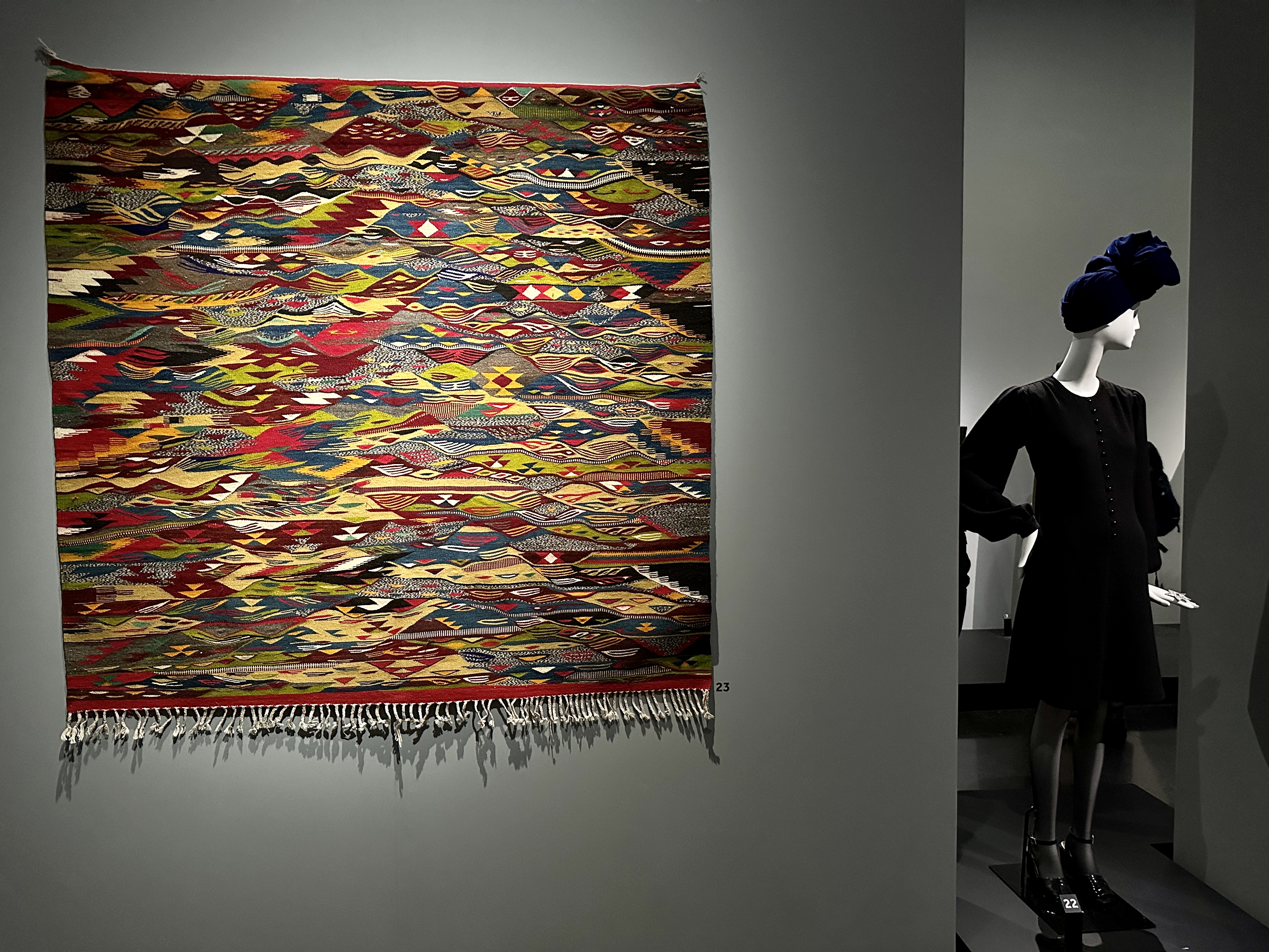 입생로랑 디자인 옷 북아프리카