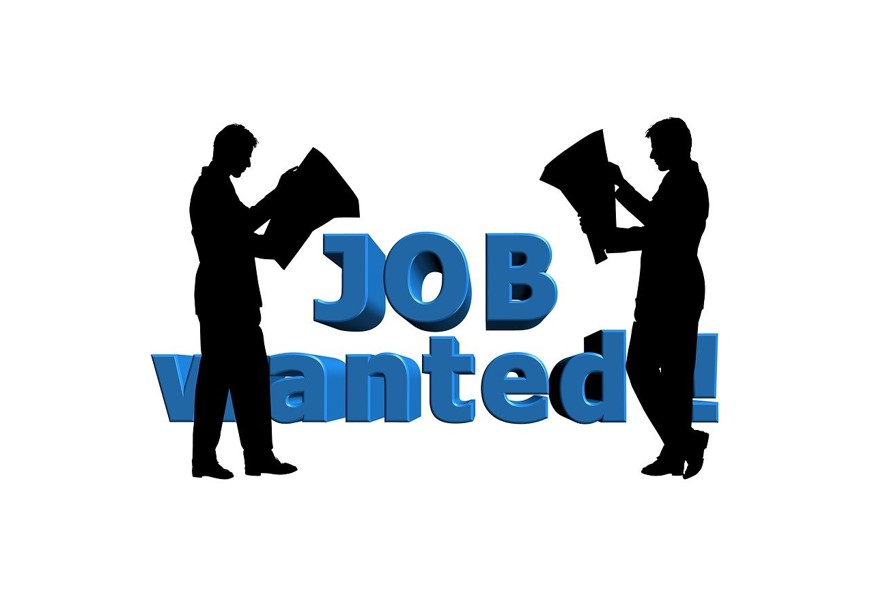 구인과 구직을 위하여 기사를 읽고 있는 사람의 실루엣 사진