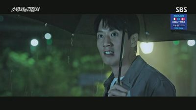 전화를 받고 어딘가로 가고 있는 김래원