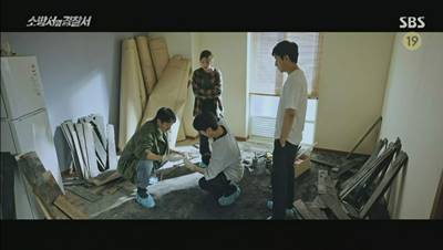 집 거실에서 혈액 흔적을 찾아내는 경찰입니다.