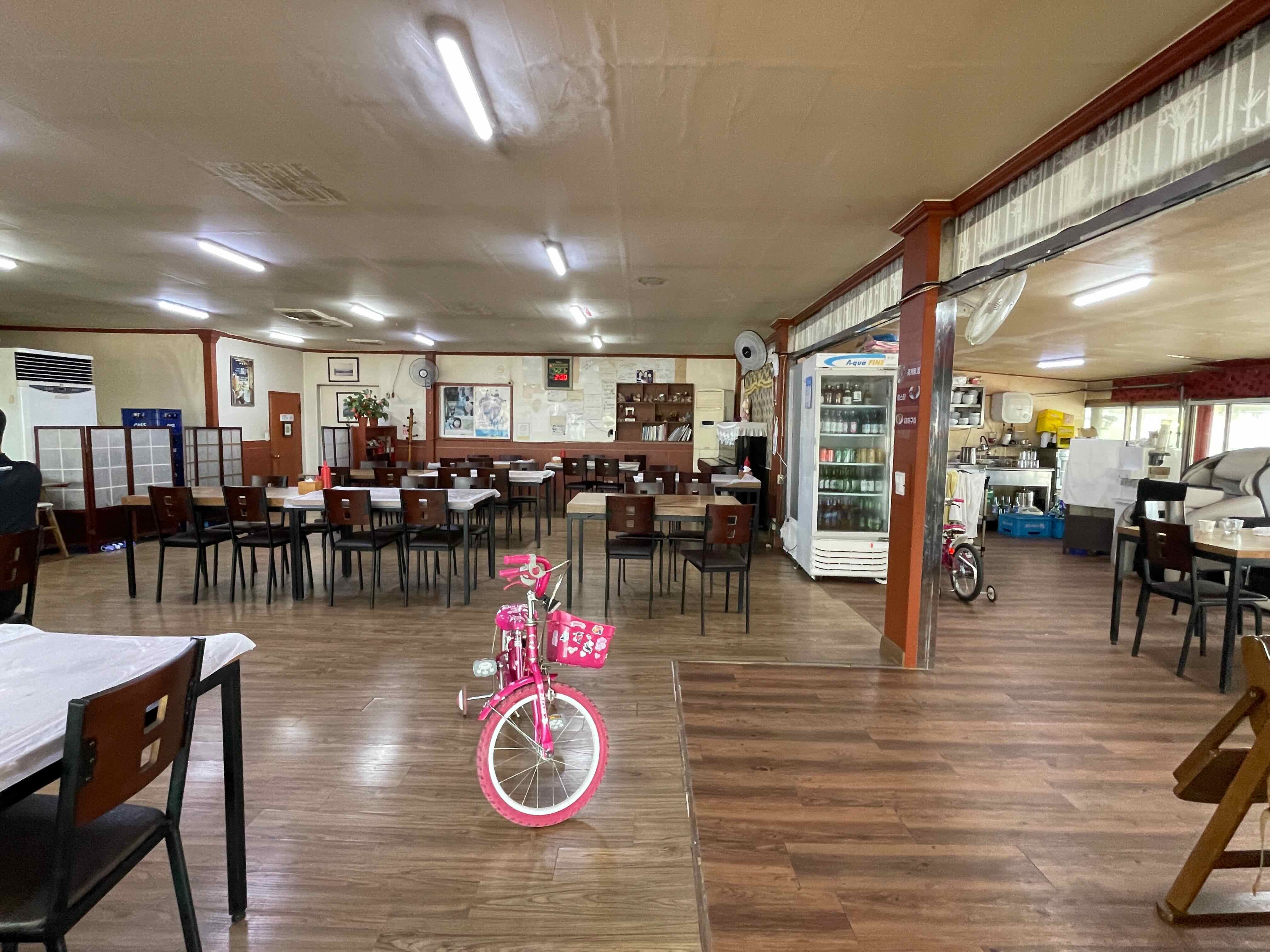 식당 내부 모습 넓은 식당 내무 모습