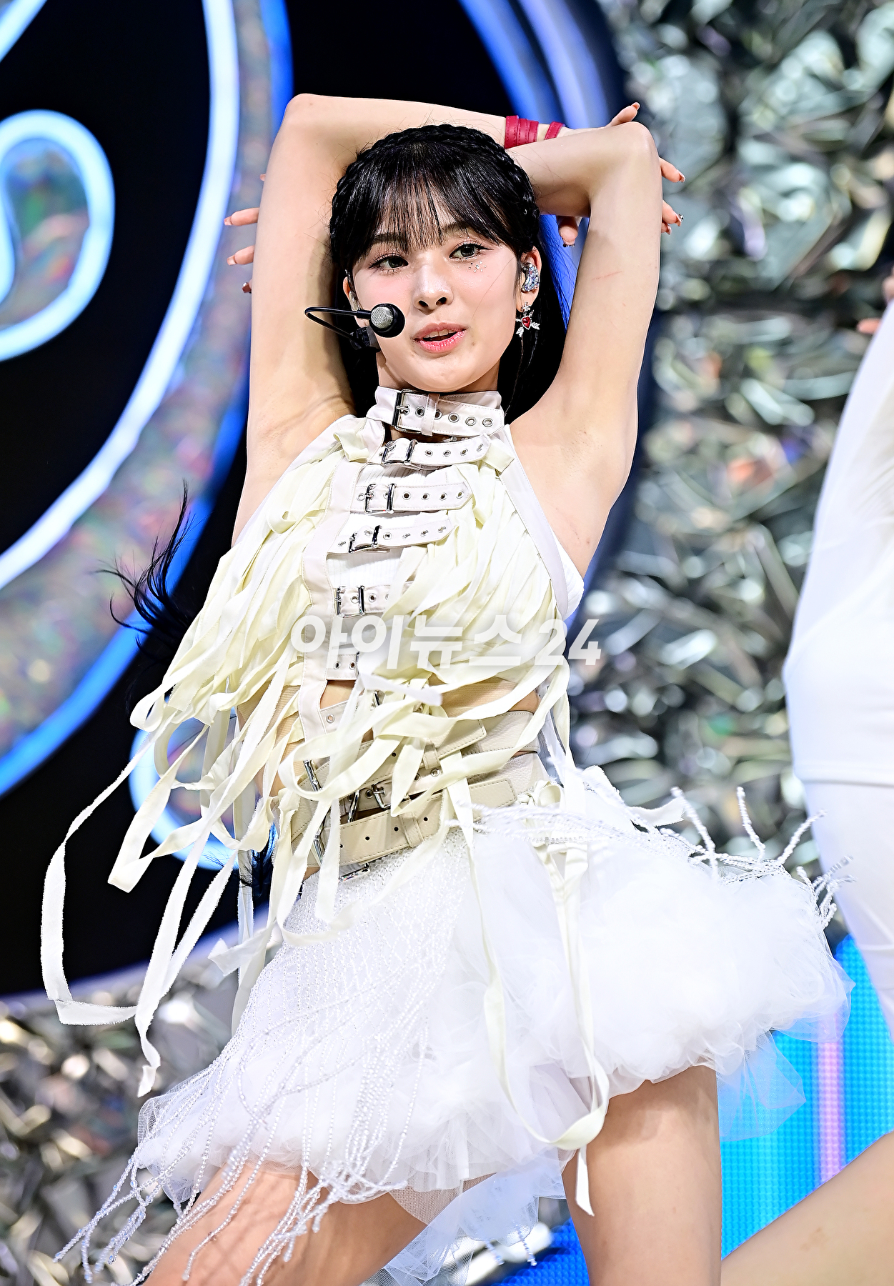 그룹 엔믹스 출신 지니(JINI)가 11일 오후 서울 서교동 메세나폴리스에서 진행된 첫 EP 앨범 '언 아이언 핸드 인 어 벨벳 글로브(An Iron Hand In A Velvet Glove)' 쇼케이스에서 무대를 선보이고 있다. [사진=곽영래 기자]