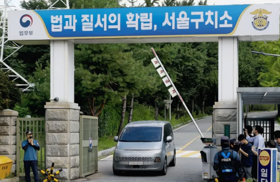 김현우 전 서울구치소장은 윤석열 전 대통령 수용 과정에서 불거진 특혜성 처우와 체포영장 집행 비협조 논란의 중심에 있었습니다. 윤 전 대통령이 수감 중 단독 변호인 접견실을 장기간 사용하며 총 395시간 18분 동안 348명과 접견했고, 일부는 근무 시간 외나 주말, 심지어 조사실에서 진행돼 구치소를 사무실처럼 활용한 것 아니냐는 의혹이 제기됐습니다. 또한 내란 특검과 김건희 특검의 체포영장 집행 시 구치소 측이 소극적으로 대응해 집행이 무산됐고, 영장 재집행 과정에서도 저항이 있었으며, 당시 상황을 확인하려는 국회의 CCTV·보디캠 영상 열람 요구도 거부했습니다. 이러한 논란이 겹치면서 법무부는 2025년 8월 14일 김 전 소장을 안양교도소장으로 전보하는 문책성 인사를 단행했습니다.