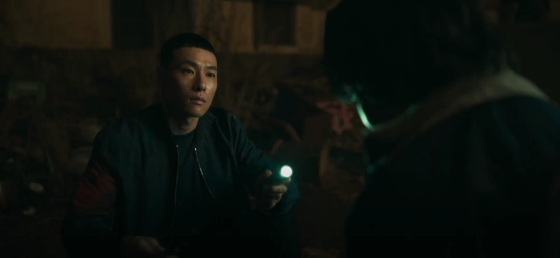 어느 철거 중인 집 주변에 짧은 머리와 날카로운 인상에 후레쉬를 들고 누군가를 위협하고 있는 드라마 유괴의 날 호영 캐릭터