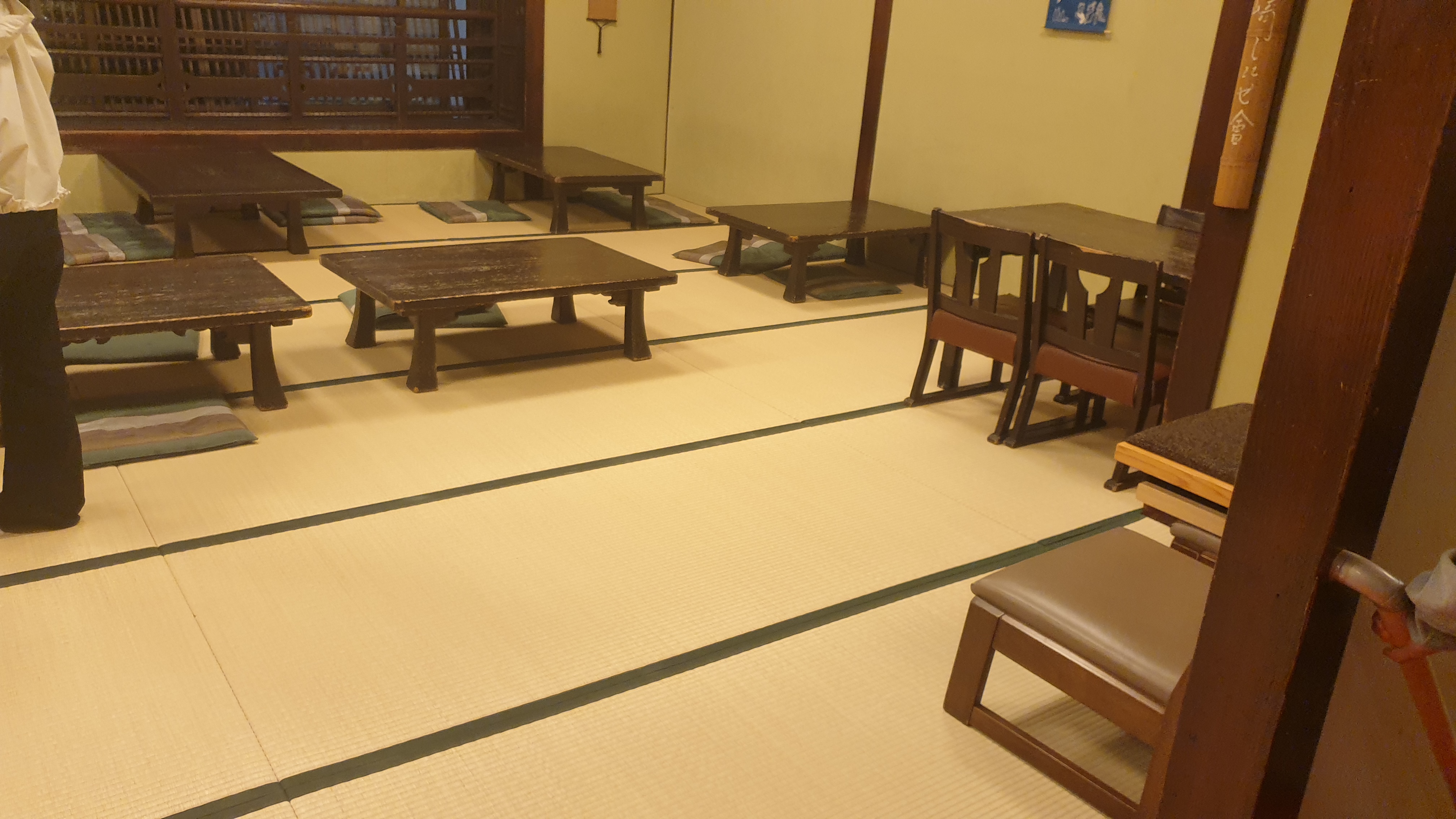 일본가정식 욧소본점 들어간 내부 좌식형 테이블