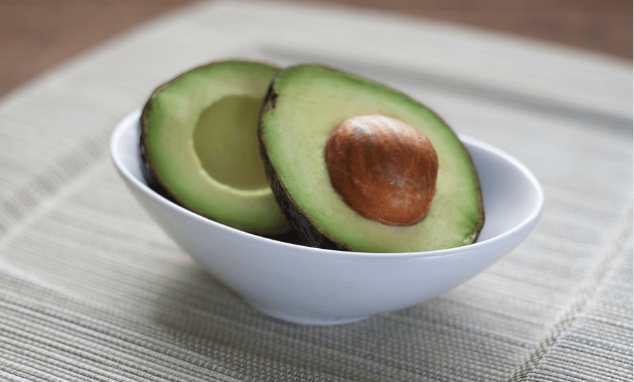 칼륨이 많은 음식 아보카도가 그릇에 반으로 갈라져 담겨 있다