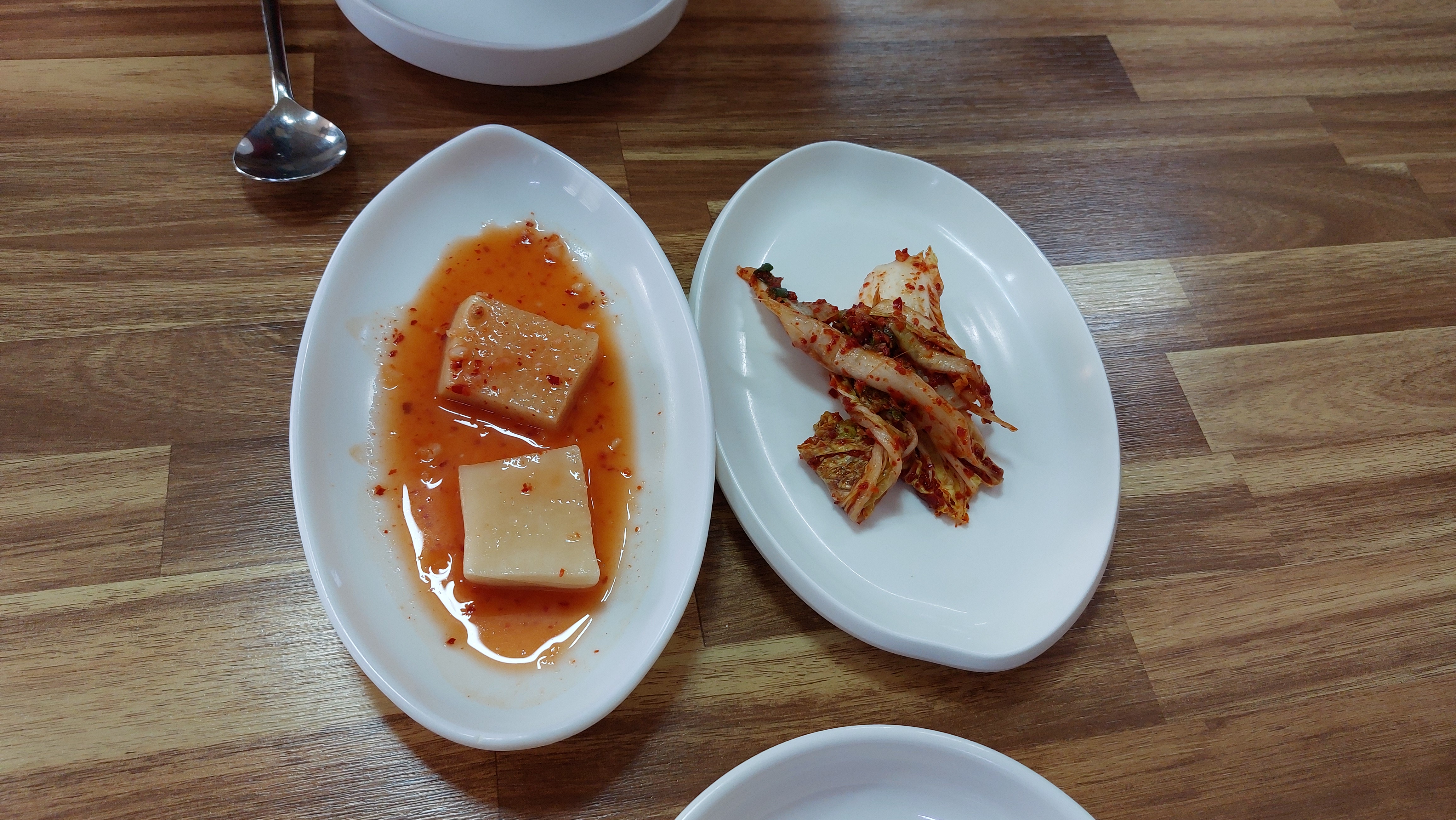 대복식당 밑반찬 깍두기랑 배추겉절이 배추겉절이는 내스타일!