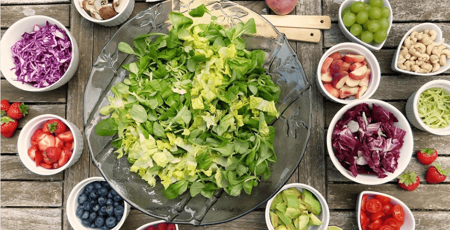 여러가지 채소와 과일들이 접시에 담겨 있다