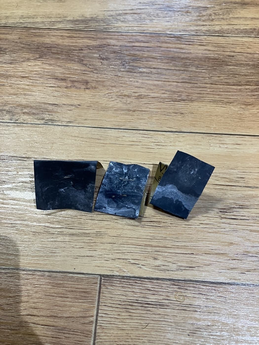 400방&amp;#44; 600방&amp;#44; 1000방 순서로 사용된 사포 3종을 바닥에 나란히 놓은 사진