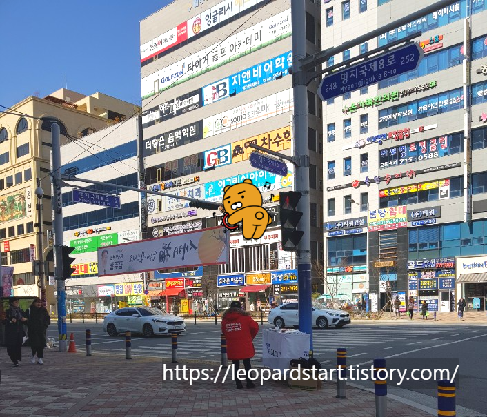 도심속에 있는 상업시설 이미지