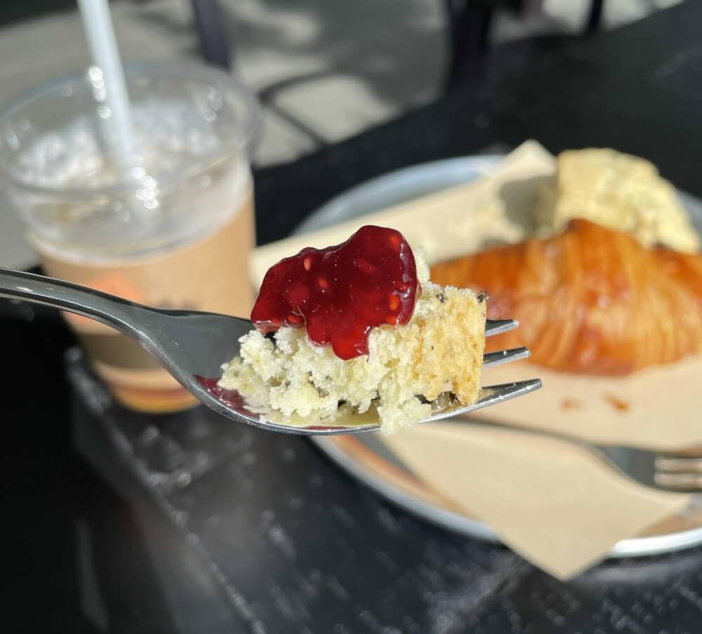 포배럴-카페(four-barrel-coffee)-바질-올리브-스콘과-라즈베리-잼