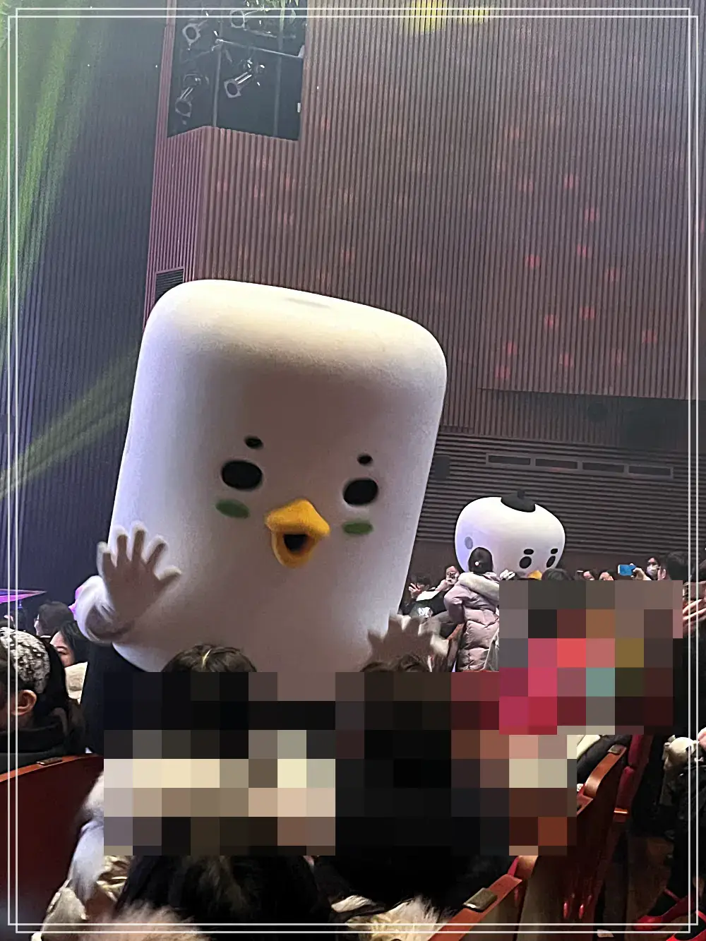 가족뮤지컬_공연후무대서비스-통로-주인공들-인사