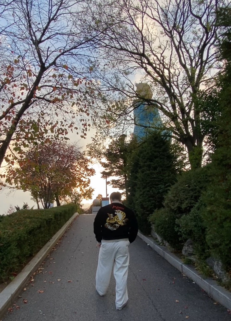 데일리룩(2024. 11. 3.)NONSTOCK 리버시블 스카잔 자켓 논스탁 브론슨 SUKAJAN 호시히메 자수자켓, 무신사스탠다드 무신사 데님 와이드 벌룬 팬츠, 반스 체커보드