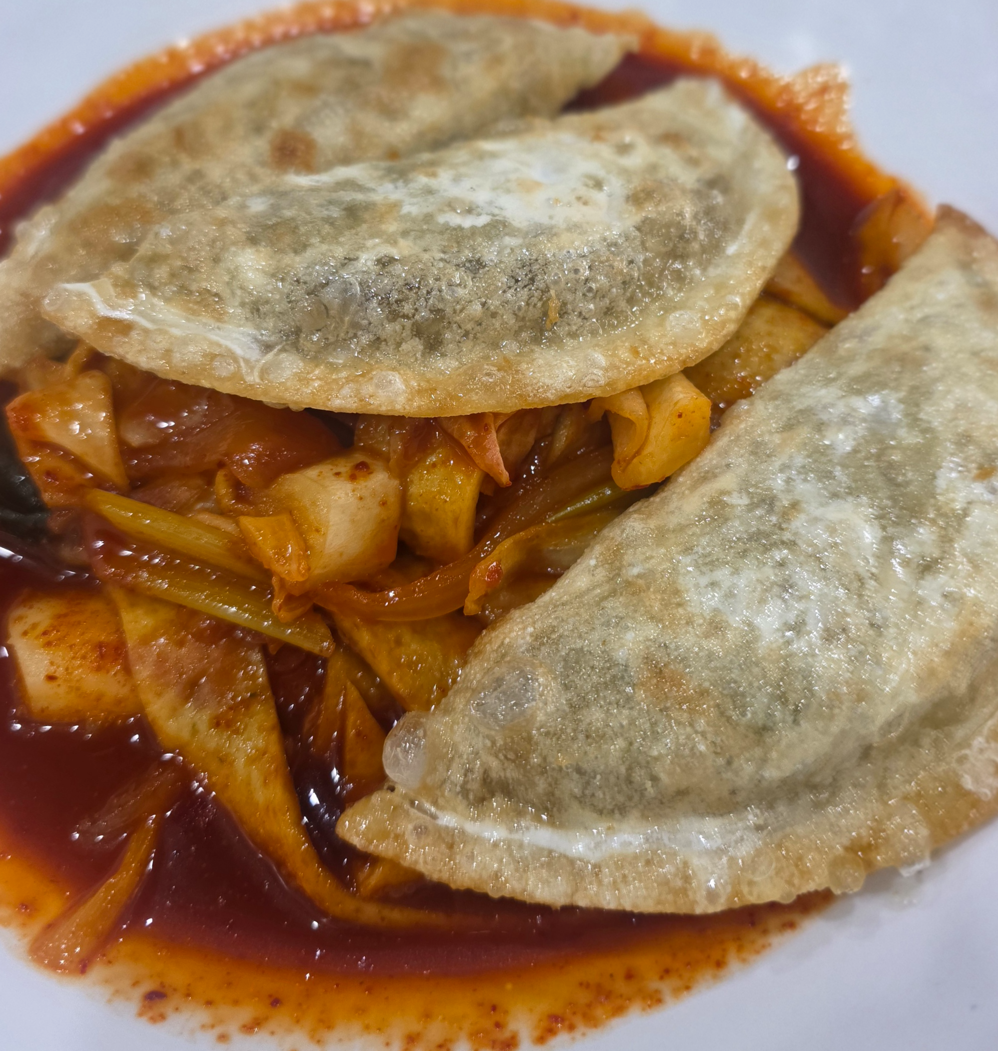 떡볶이 위에 튀김만두