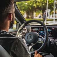 자동차-운전-중인-남자-사진