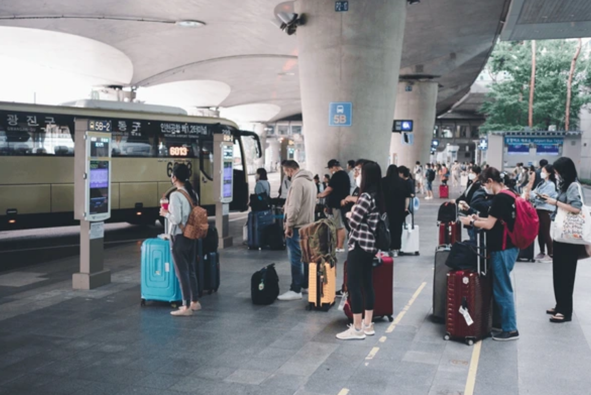 인천공항 셔틀을 기다리는 사람들