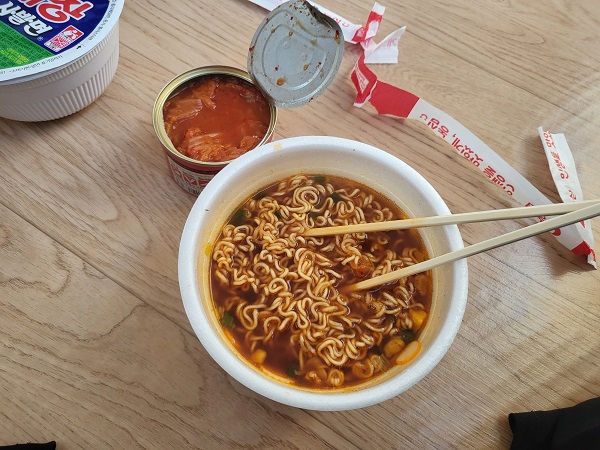 평화훼리호 매점에서 사먹은 컵라면, 김치-2