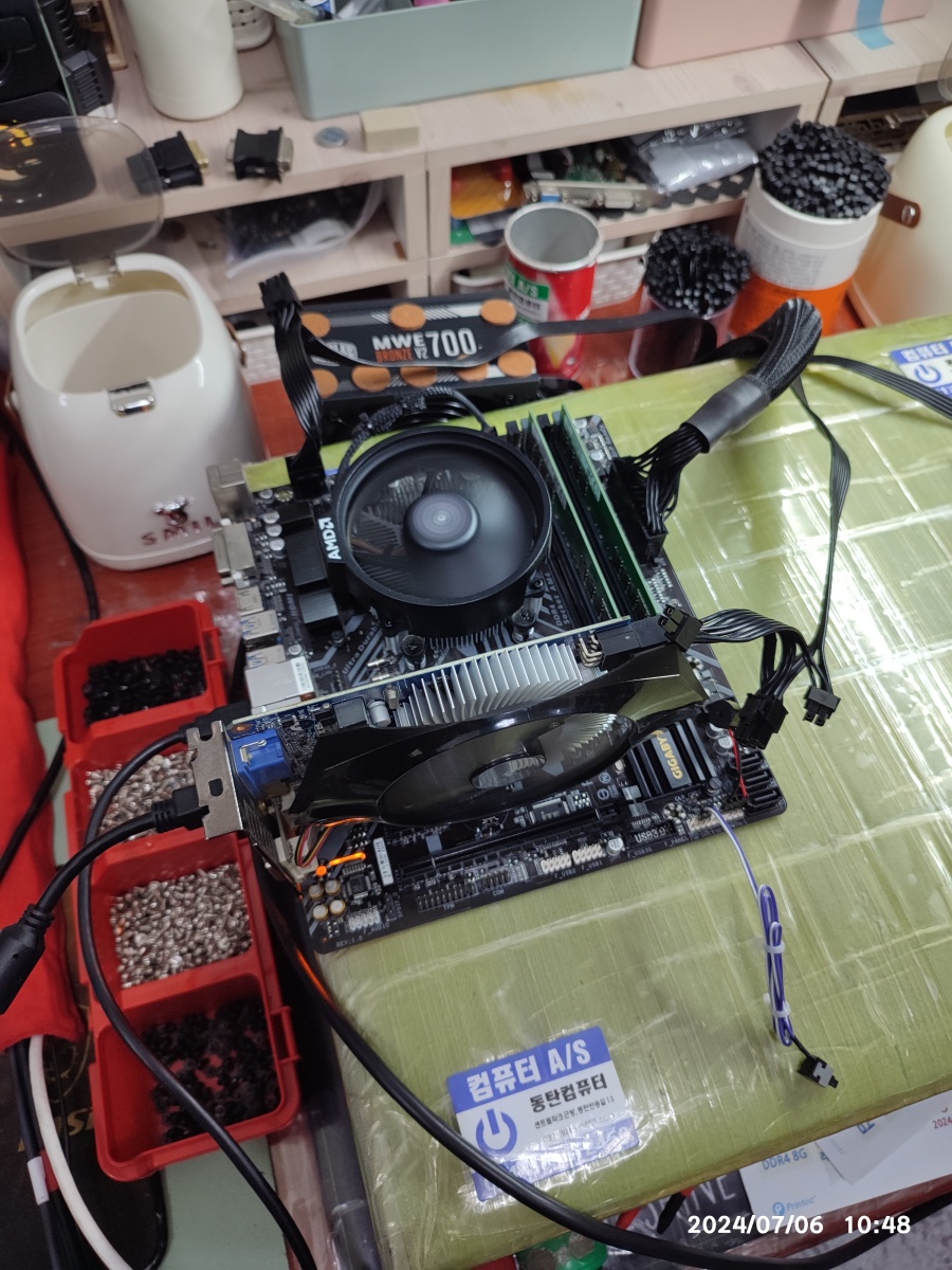 순차적으로 손님의 메모리와 그래픽카드를 장착해서 화면이 뜨는 걸 확인하고 있습니다.