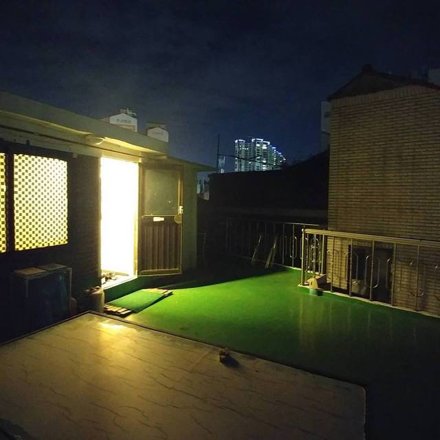 어두운 옥탑방 사진