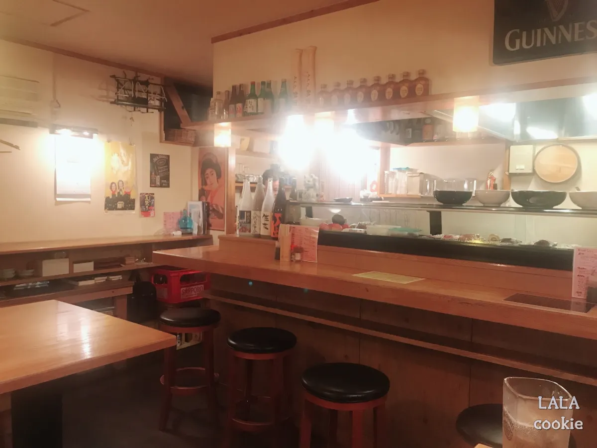 후쿠오카-텐진-술집-추천-스탠드클럽-후기-바-테이블-사람이-없이-한적한-내부