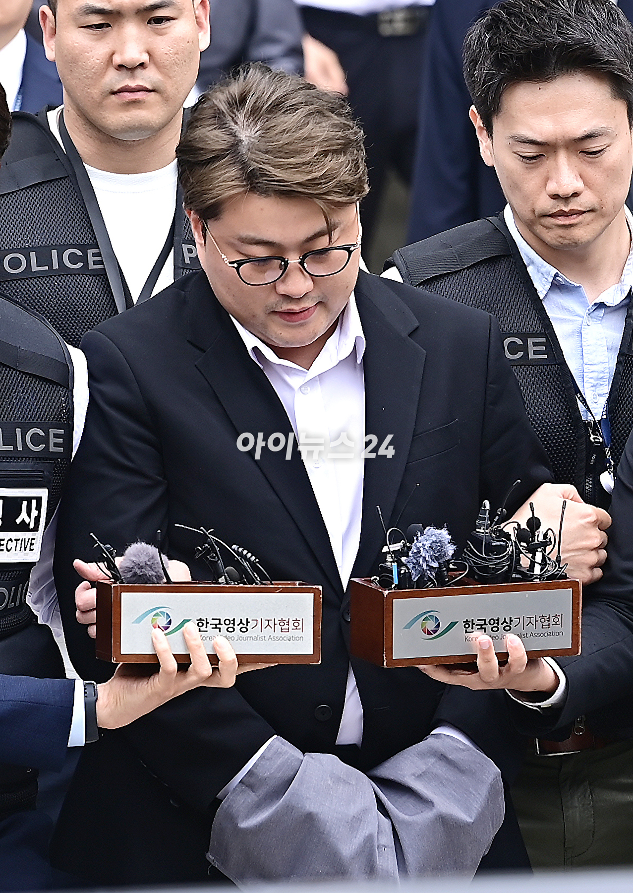 음주 뺑소니 혐의로 구속영장이 청구된 트로트 가수 김호중이 24일 오후 서울 중앙지방법원에서 조사를 받은 뒤 나서고 있다. [사진=곽영래 기자]