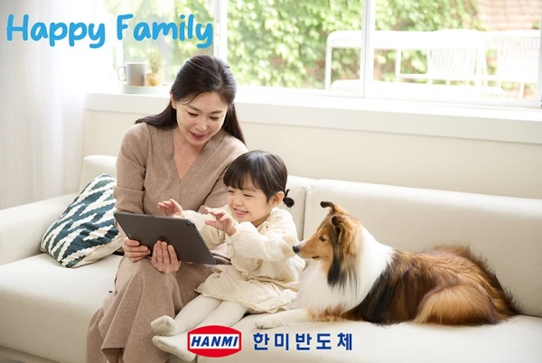 패드를 보고 있는 엄마와 딸과 개