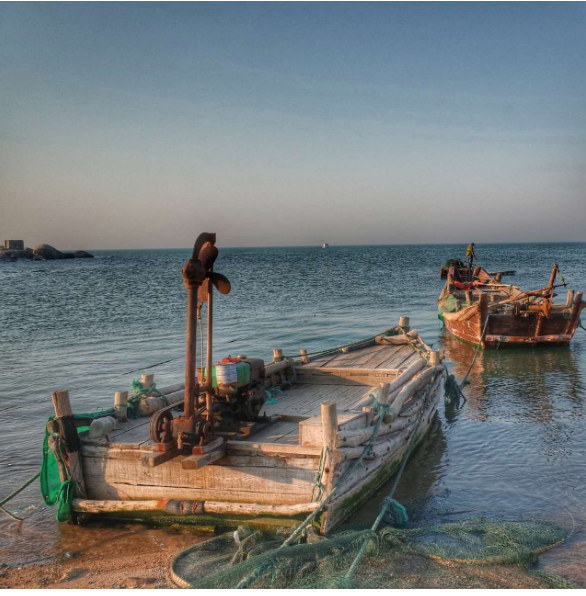 칭다오 바닷가에 있는 낚시배 풍경