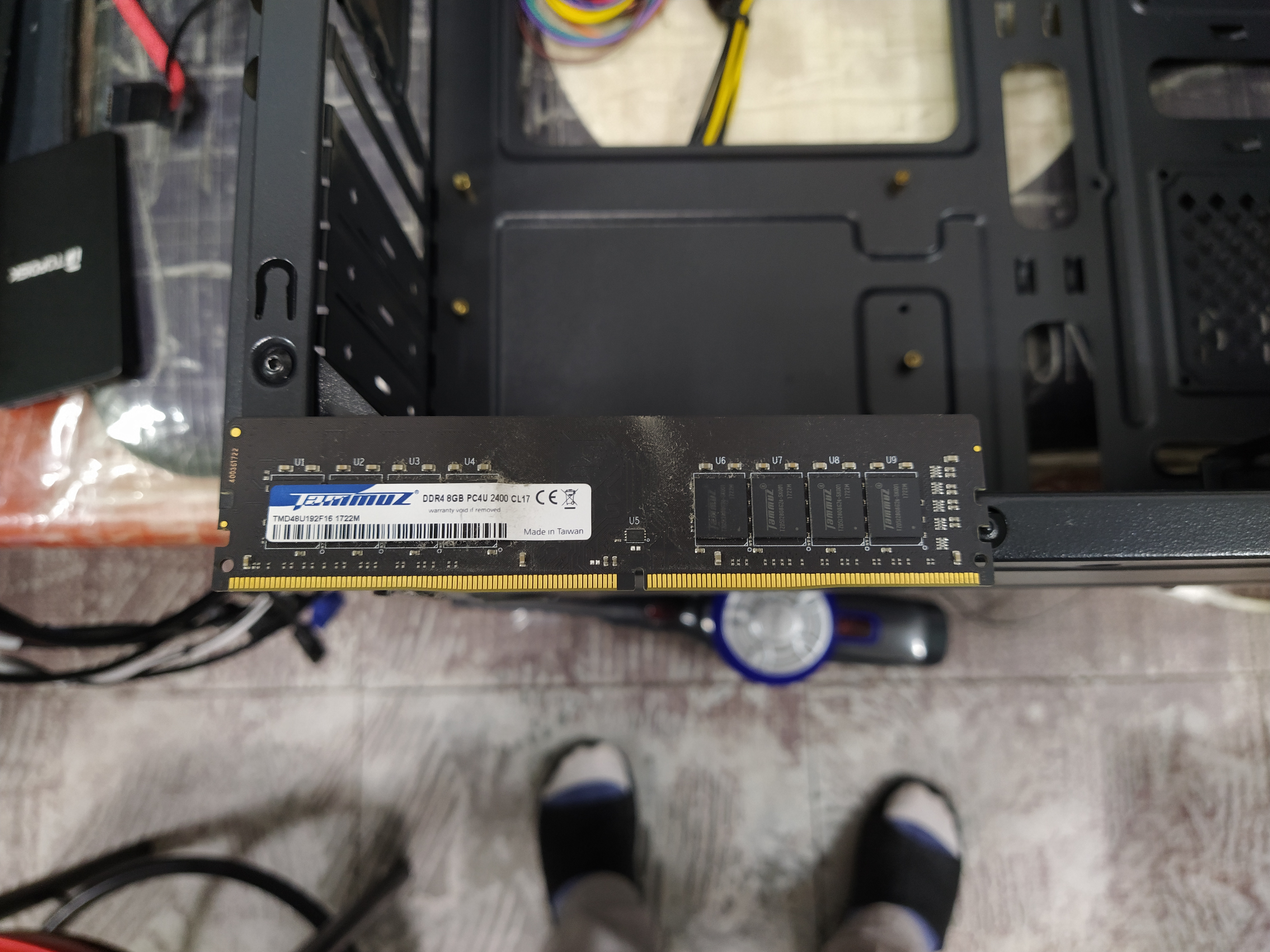 메모리는 기존의 메모리를 재활용하기로 했습니다. 타무즈사의 8기가 메모리가 장착되어 있네요. 그래픽카드의 메모리와 PC 메모리는 정상입니다.&nbsp;